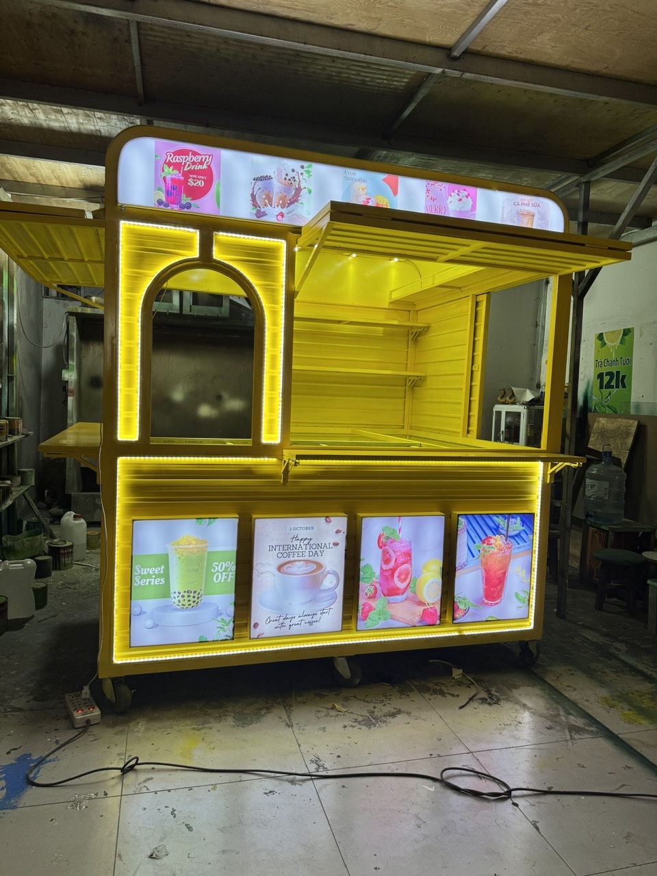 Koisk bán trà sữa lưu động